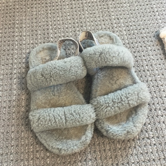 Kids gray Ugg slippers - Picture 3 of 4